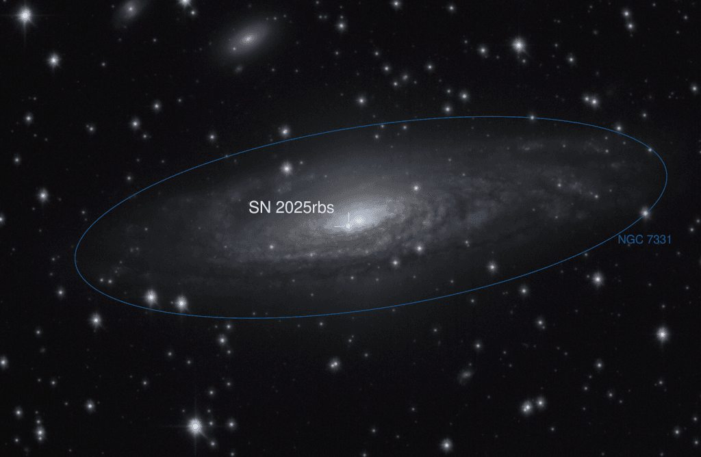 لقطة مقرّبة لمجرّة تظهر شبه مائلة وفيها نقطة ساطعة هي المُستعر الأعظم فيما تظهر أمامها نجوم المقدّمة