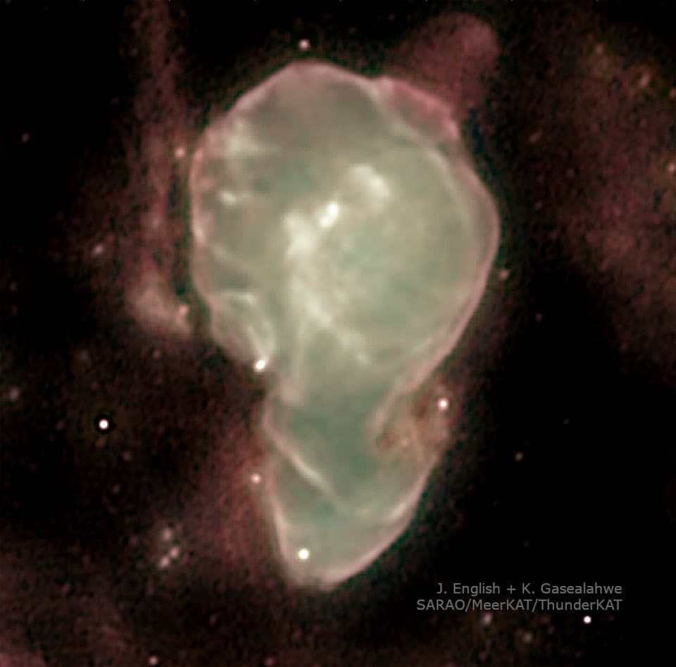 سديمٌ يُشبه شكل أفريقيا تقريباً. تُبيّن الصورة الراديويّة المُعقّدة حلقاتٍ ونفّاثات.