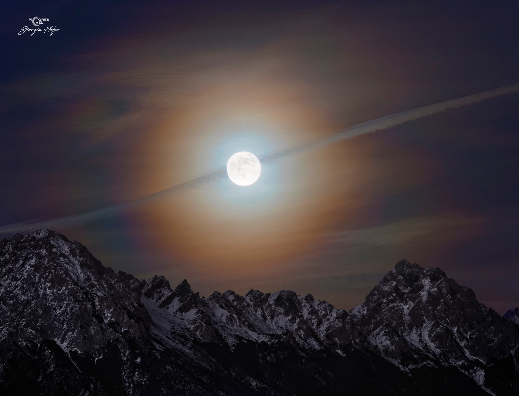 بدرٌ ساطع حوله هالة متدرّجة الألوان وأمامه خيوطُ سُحب تعبره إحداها بشكلٍ قطريّ فيما تظهر أسفله في المقدّمة تضاريس مرتفعات وعرة ثلجيّة