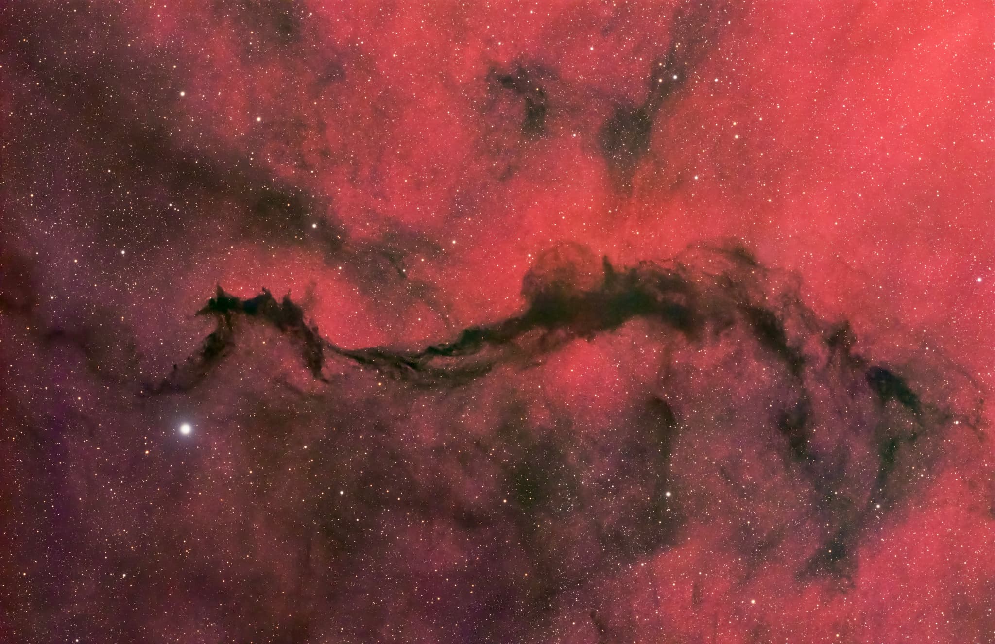 امتداد أغبر عاتم على خلفيّة من التوهّج المحمرّ