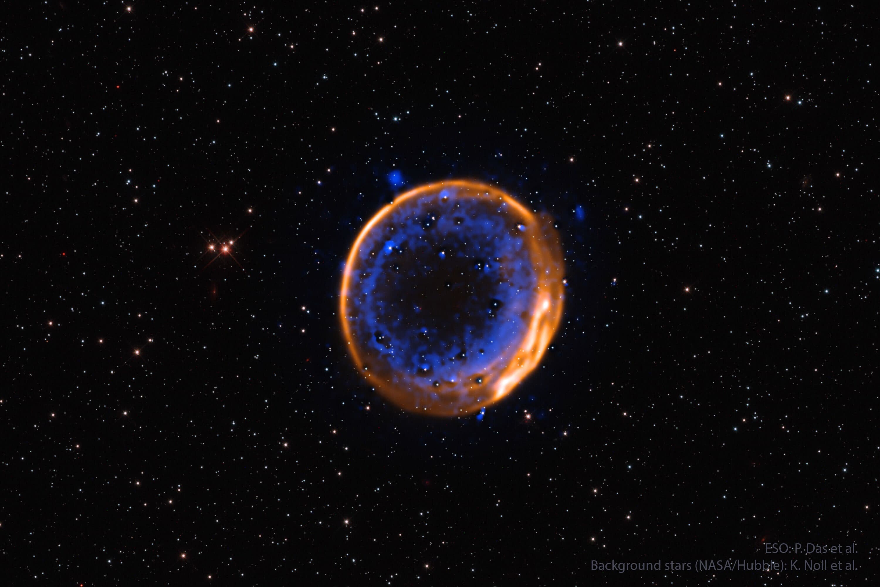 سديمٌ شبه دائريّ بحلقتين. تظهر الحلقة الخارجيّة برتقاليّة، فيما تكون الحلقة الداخليّة أكثر تعقيداً وتظهر زرقاء.