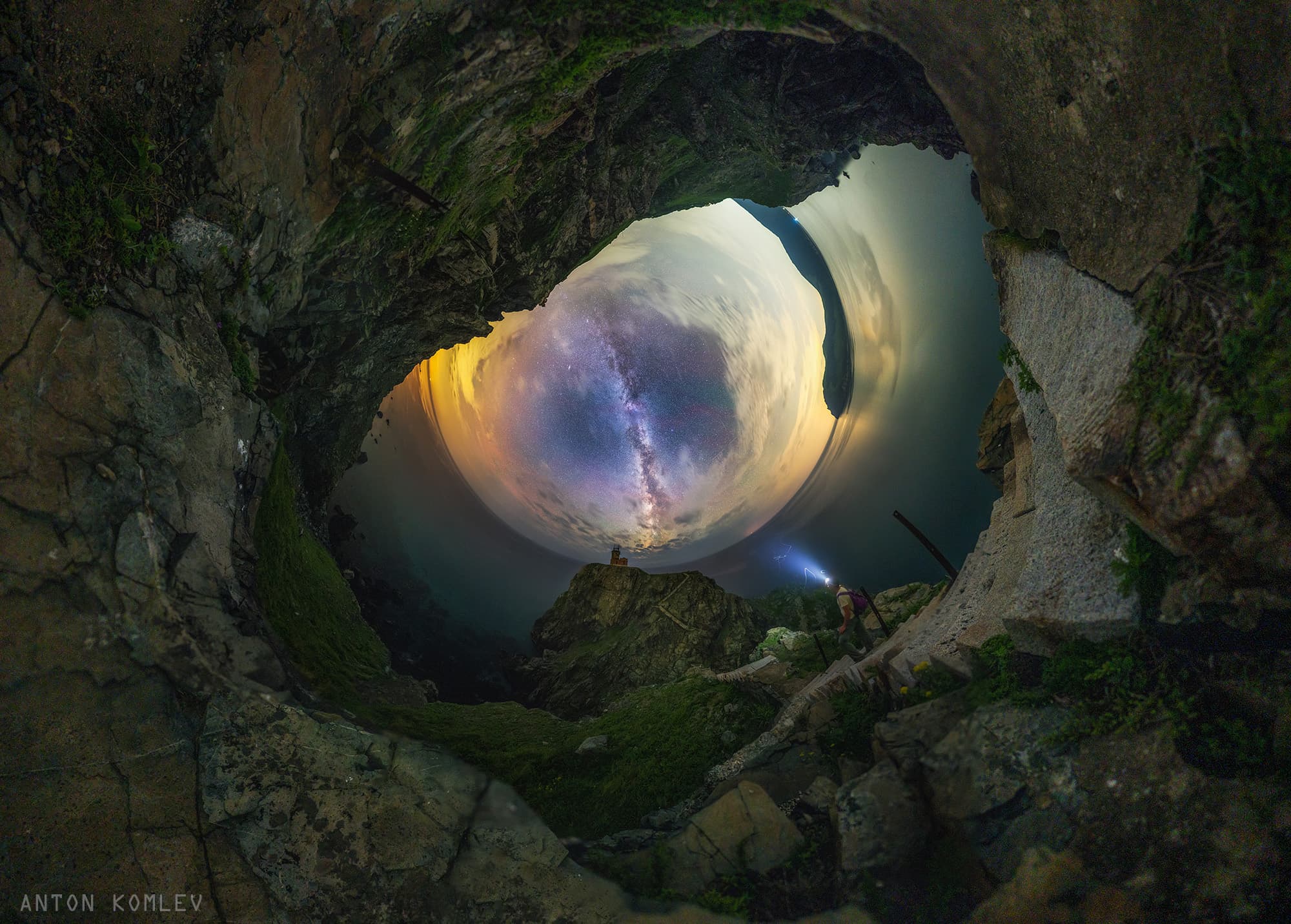 صورةٌ عين سمكة للسماء، تحيط بها تضاريس المقدّمة. يمتدّ مستوي مجرّتنا درب التبّانة في المنتصف. للوهلة الأولى، تبدو السماء شبيهةً بعين تنّين على نحو عجيب.