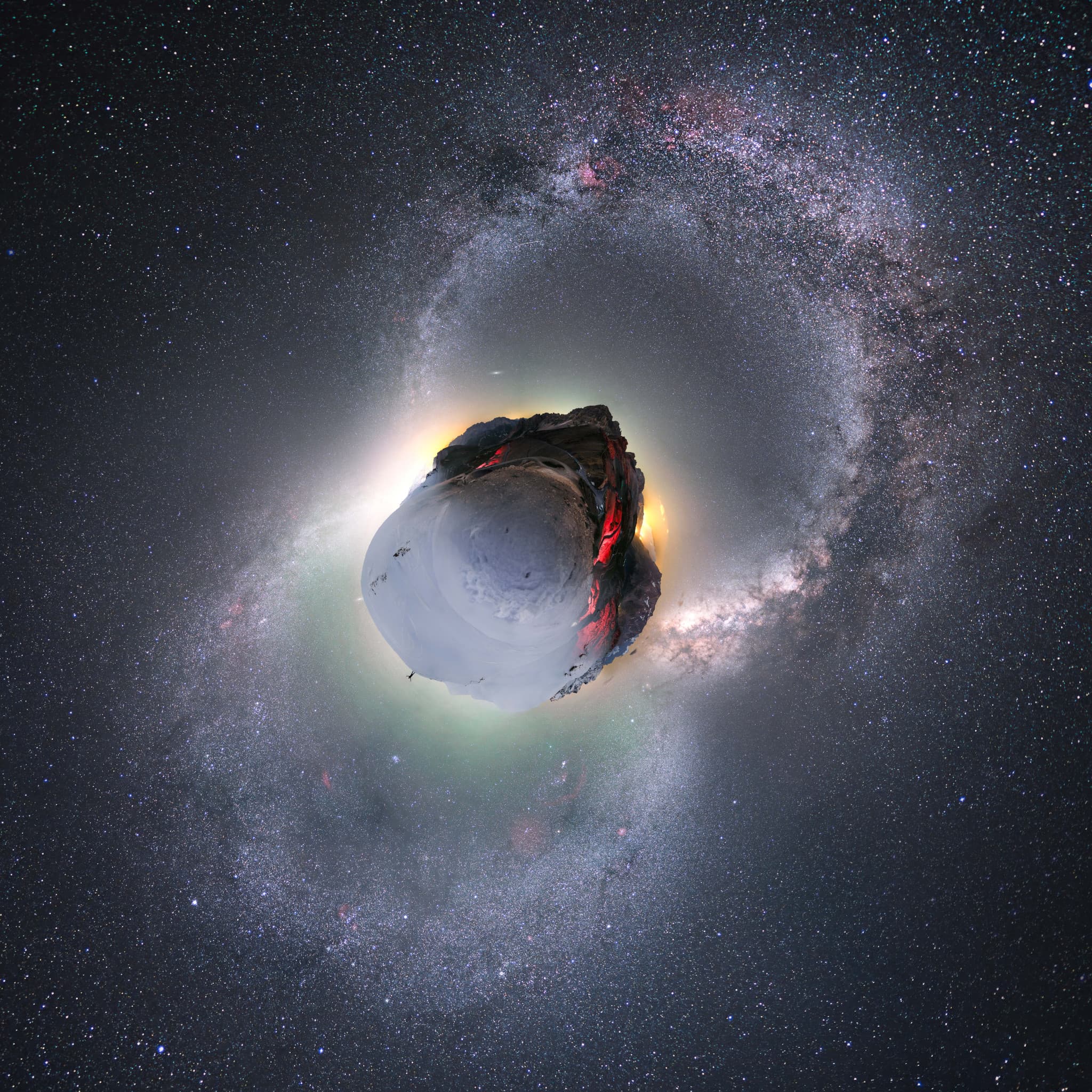 صورة بمسقط الكوكب الصغير حيث يظهر مكوّناً من نصفين صيفي وشتوي في المنتصف مُحدّداً بتضاريس أفق وعرة ويحيط به قوسان شبه كاملان من سدم وأجرام السماء وحولها النجوم