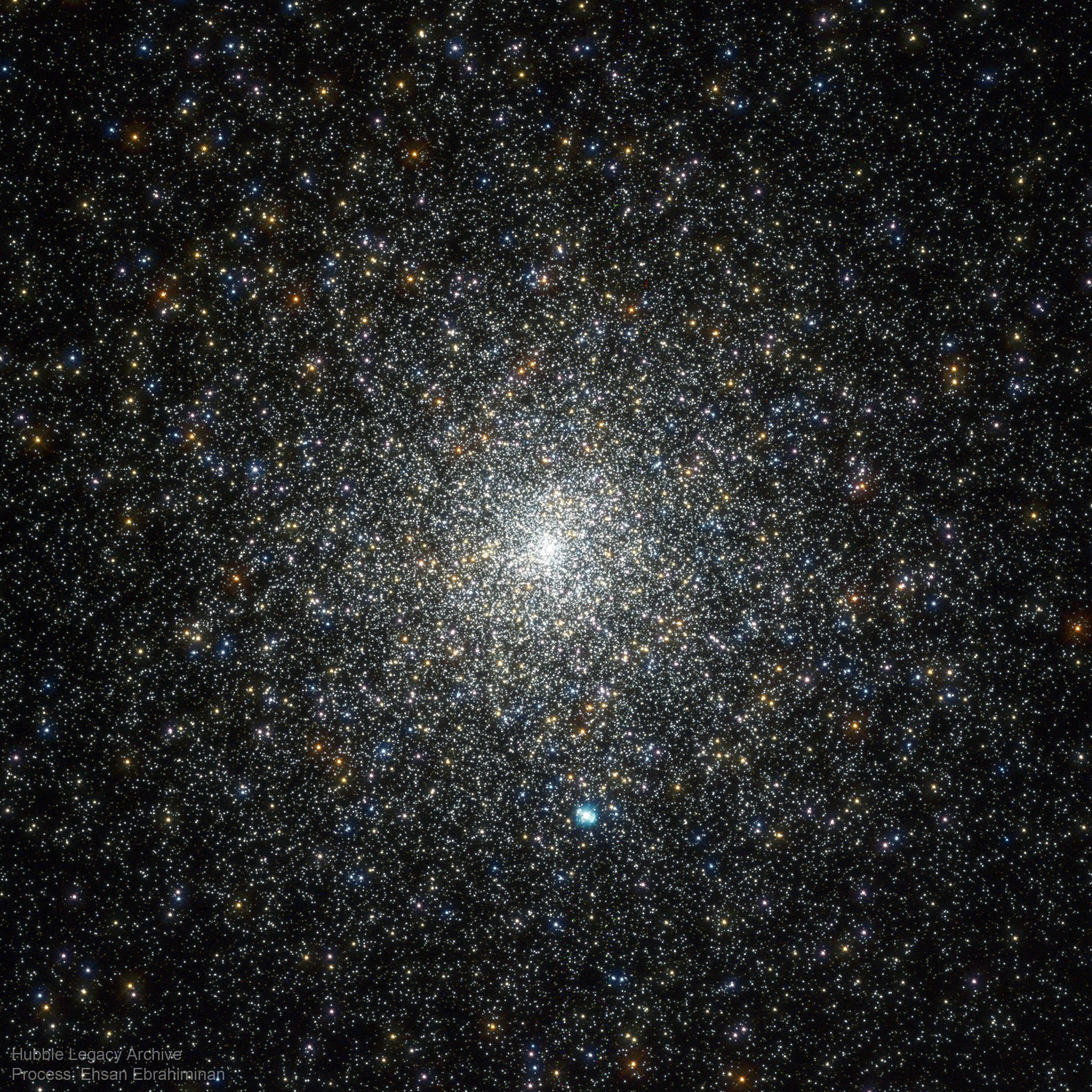 تناثر كثيف من النجوم يزداد اكتظاظاً باتّجاه المركز. بعض النجوم مزرقّة وأُخرى مصفرّة بينما تكون الغالبيّة بيضاء