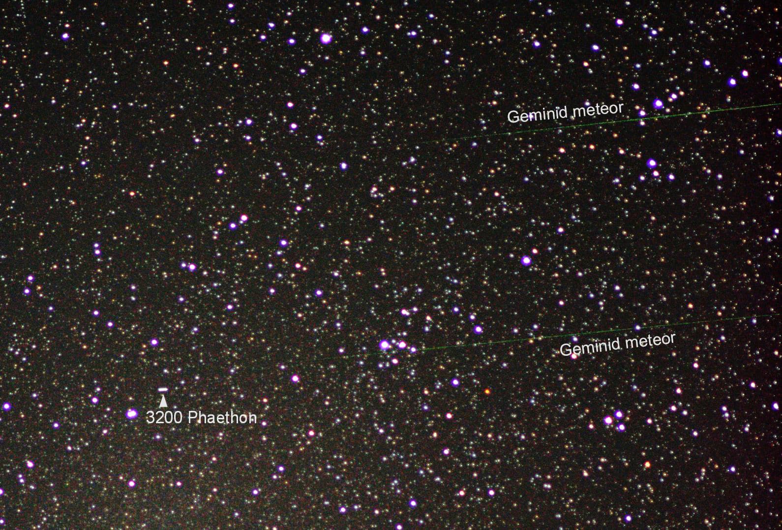 حقل رؤية زاخر بالنجوم يظهر فيه كويكب فايثون 3200 مُحدَّداً على أسفل يسار الصورة، ويظهر خطّان متوازيان على اليمين هما شهابان توءَميّان من زخّة شُهُب التوءميّات.