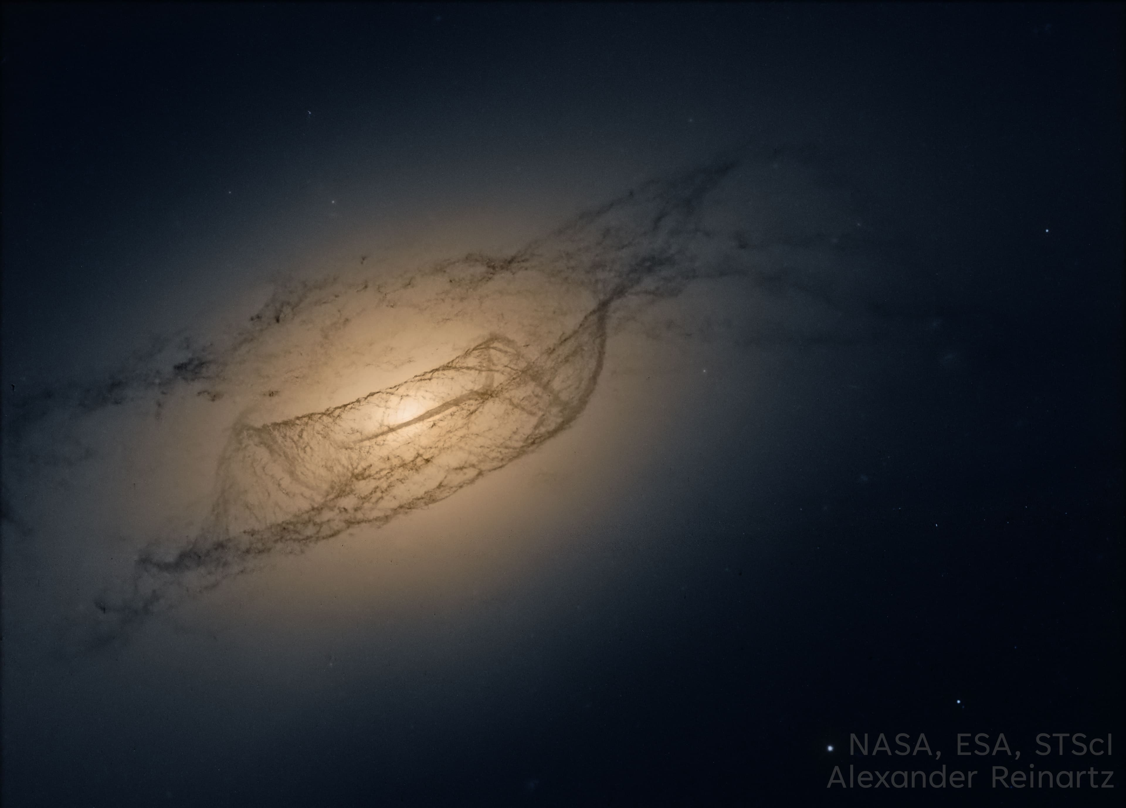 حقل مُظلِم يُظهِر وهج برتقاليّ مستطيل الشكل مع بعض مسارات الغبار المُعتِمة والمُعقّدة تجري خلاله.