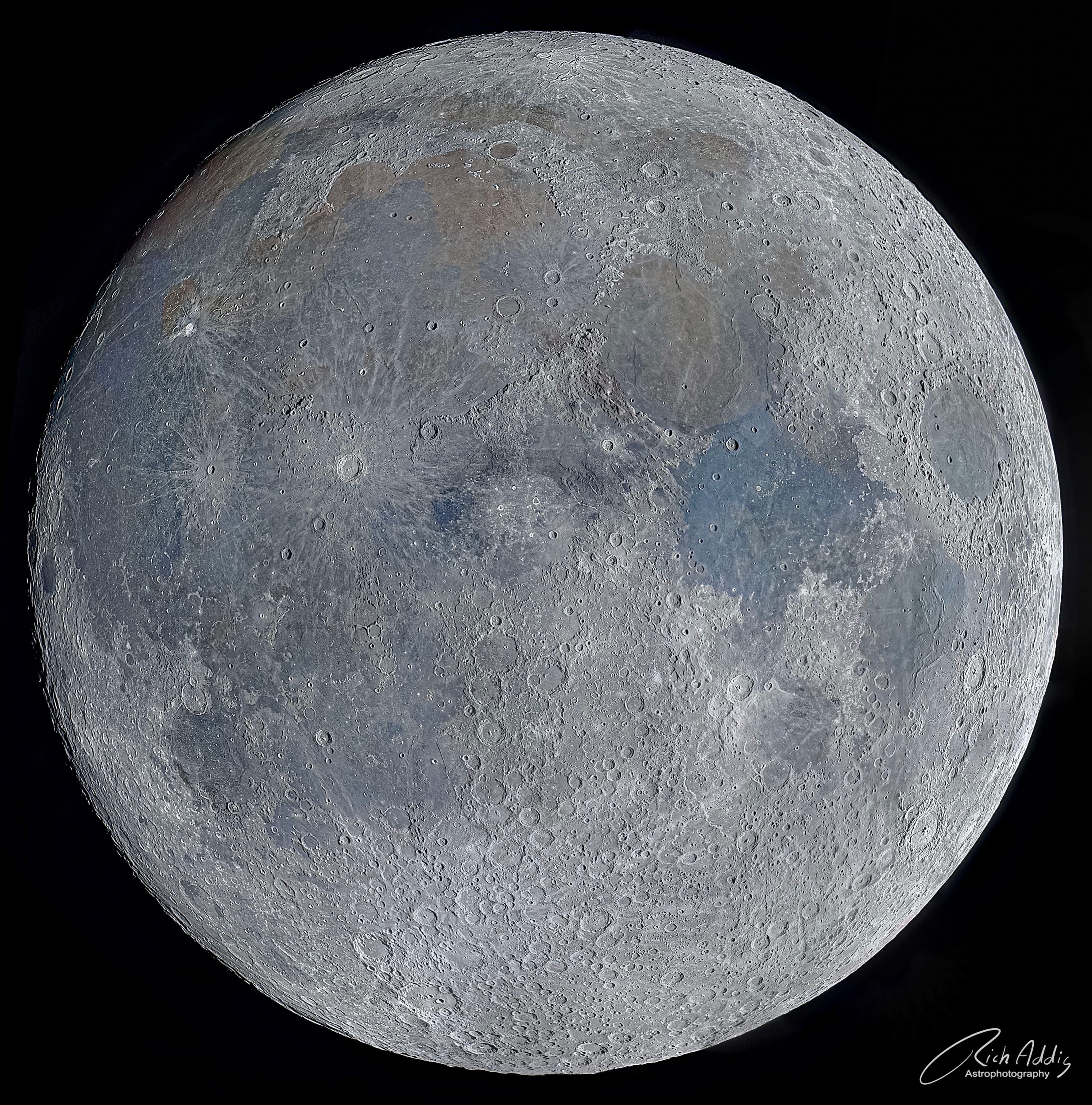 قمرٌ مكتمل لكن بسطحٍ أكثر تفصيلاً بكثير ممّا يُرى عادةً. من الممكن تميز العديد من الفوّهات والبحار القمريّة الداكنة والمرتفعات الفاتحة.