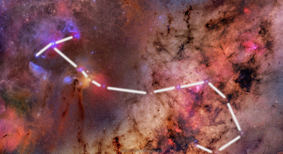 صورة لكوكبة العقرب موضّحة بخطوط تصل بين نجومها مُظهرة العقرب، بقلبه والمخالب على اليسار وذيله على اليمين.