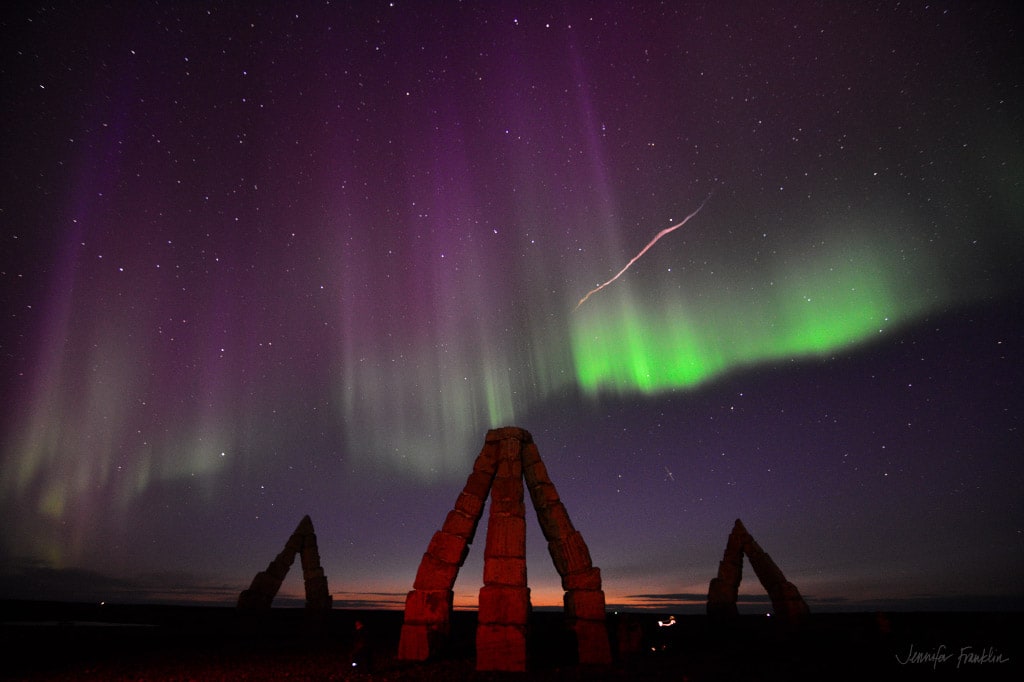 صورة تالية من نفس النقطة أخف سطوعاً يُرى فيها الأثر المتلاشي للشهاب